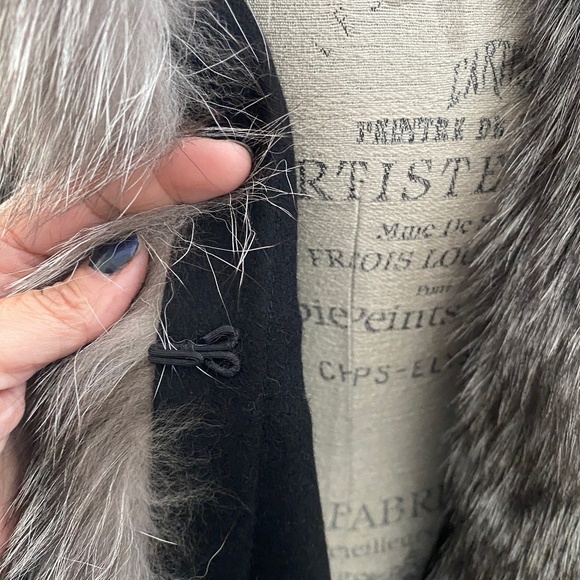 VOLARE New York Cashmere Black Shall with Fox Fur Trim - Picture 9 of 12